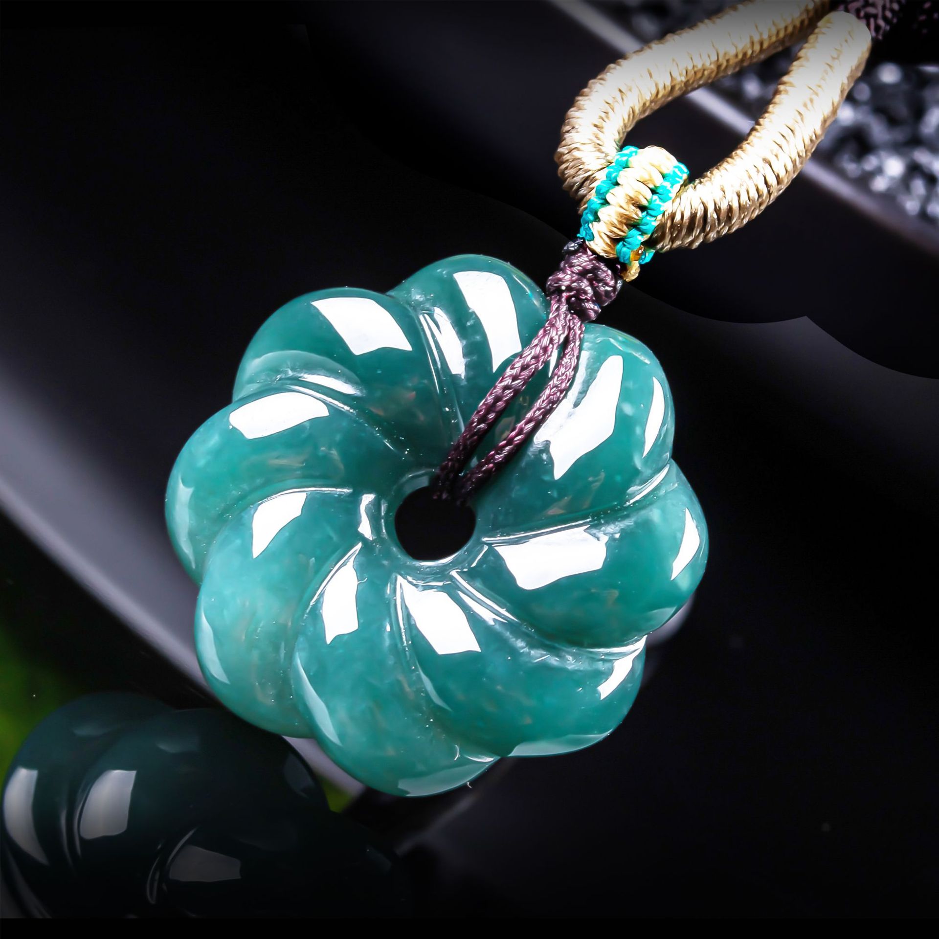 Jewelry & Watches Bench - Collier avec pendentif en jade birman