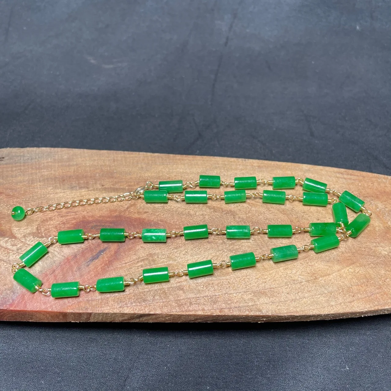 Jewelry & Watches Bench - Collier de perles de Jade vert,