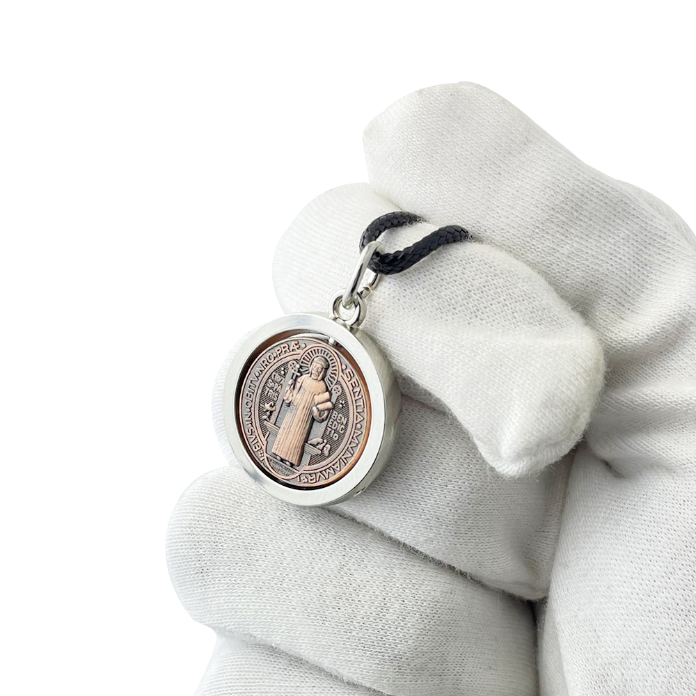 Jewelry & Watches Bench - Nouveau collier médaille Saint Benoît, pendentif