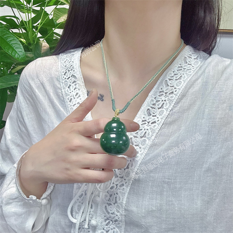 Jewelry & Watches Bench - Pendentif en jade de Hetian naturel